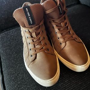 Men’s casual shoes.